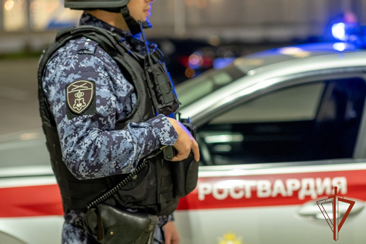 Новокузнецкие росгвардейцы задержали мужчину, который мог нанести ножевое ранение соседу своей приятельницы