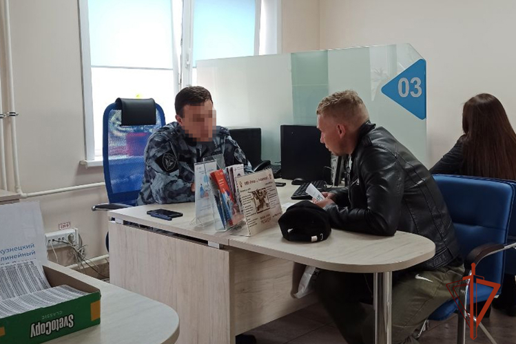 Росгвардейцы представили карьерные возможности на ярмарках вакансий в Новокузнецке и Киселёвске