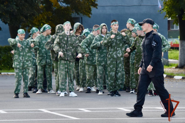 В Кузбассе ОМОН «Оберег» Росгвардии провёл военно-спортивные мероприятия с подростками в трудной жизненной ситуации
