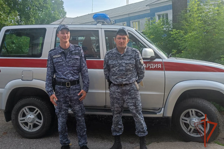 Росгвардейцы помогли найти и эвакуировать заблудившихся в лесу сельчан
