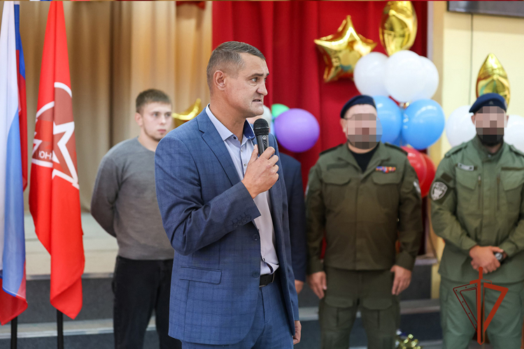 Росгвардейцы наградили юных воспитанников войск правопорядка за успехи в военно-патриотической деятельности 