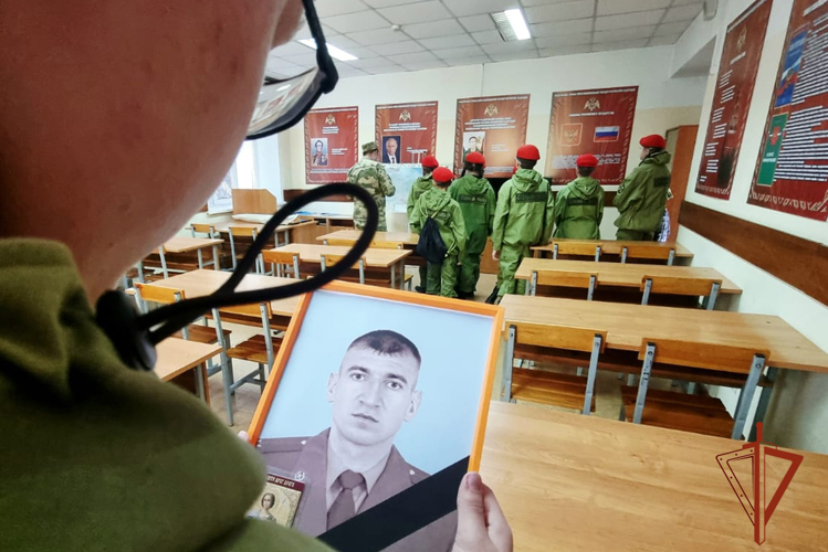 Будущие росгвардейцы посетили отряд спецназа «Кузбасс»