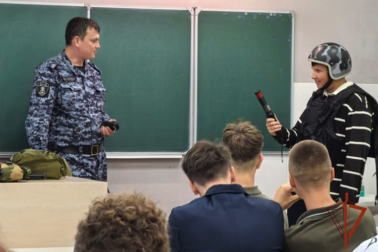 Сотрудник Росгвардии провёл урок безопасности и профориентации для девятиклассников