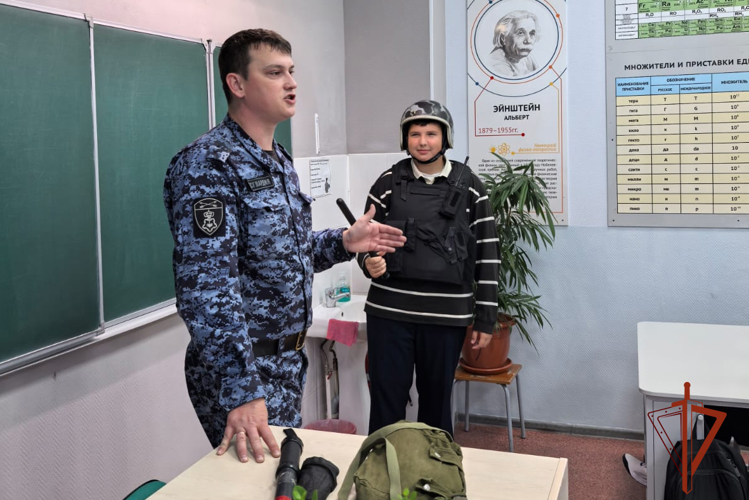 Сотрудник Росгвардии провёл урок безопасности и профориентации для девятиклассников