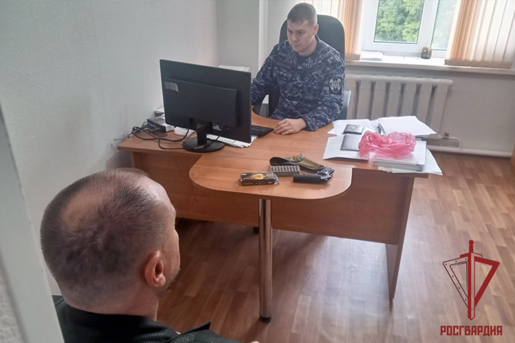 Кемеровчанин добровольно сдал в Росгвардию ракетницу и боеприпасы