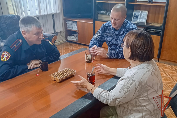 В Белове росгвардейцы встретились с матерью героически погибшего омоновца