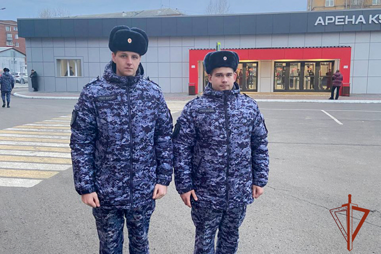 Росгвардейцы обеспечили безопасность болельщиков на матче ВХЛ в Кузбассе