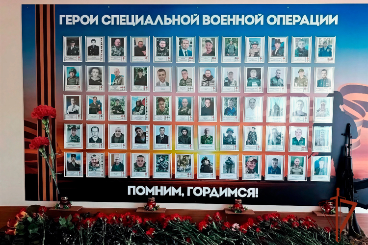 Офицер СОБР Росгвардии принял участие в церемонии открытия Стенда Памяти в Кемерове