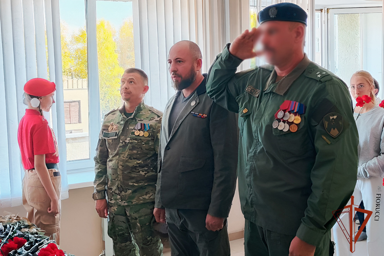 Офицер СОБР Росгвардии принял участие в церемонии открытия Стенда Памяти в Кемерове