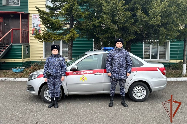 Росгвардейцы оказали помощь мужчине, потерявшему сознание на улице