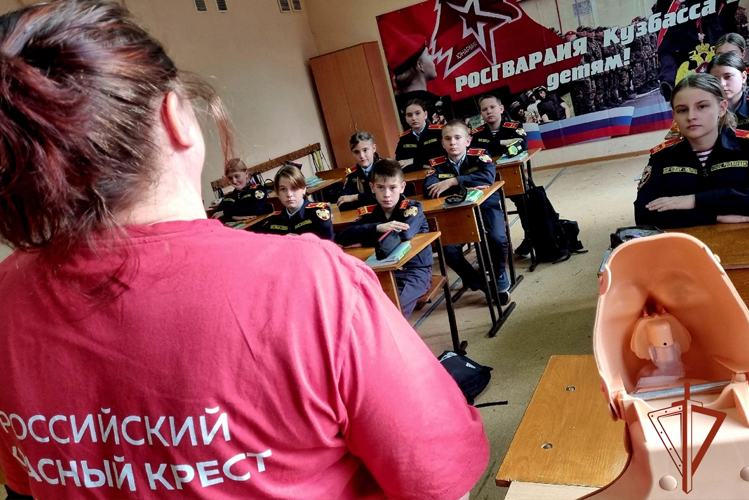 Воспитанники класса Росгвардии из Кемерова осваивают навыки оказания первой помощи