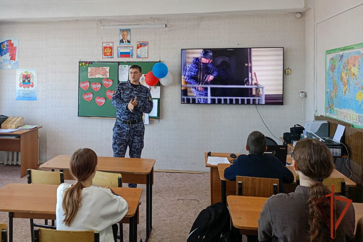 Росгвардейцы из Анжеро-Судженска провели для школьников урок мужества