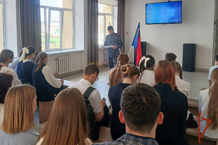 Росгвардеец провёл профилактическую встречу с кузбасскими старшеклассниками
