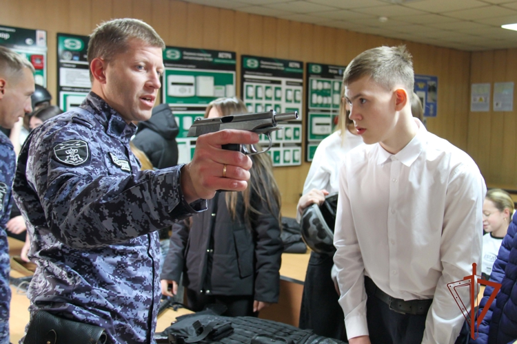 Росгвардейцы провели день открытых дверей для участников «Движение Первых»