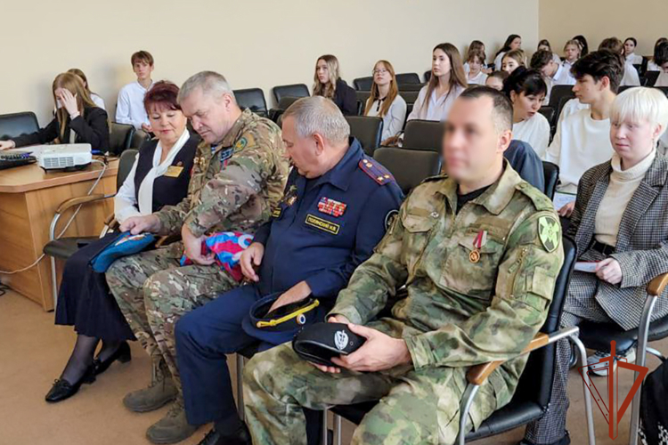 Сотрудник ОМОН «Оберег» наградил победителей конкурса о подвиге блокадного Ленинграда