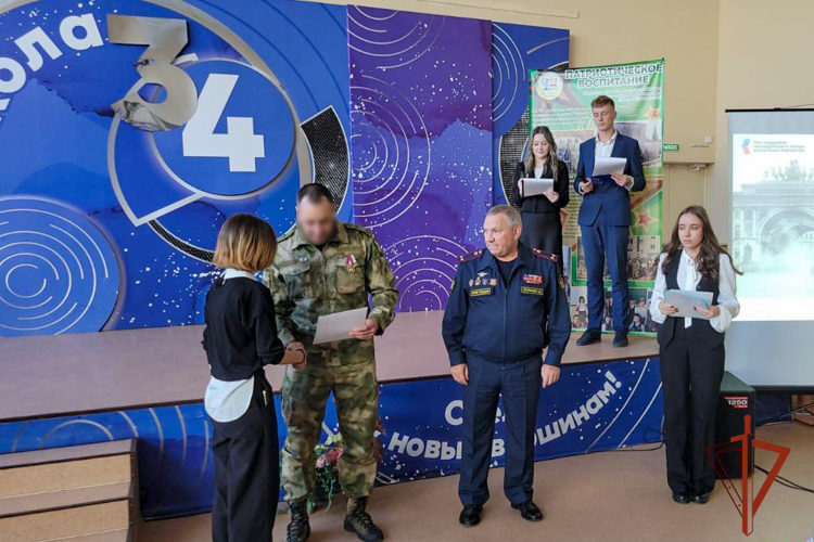 Сотрудник ОМОН «Оберег» наградил победителей конкурса о подвиге блокадного Ленинграда