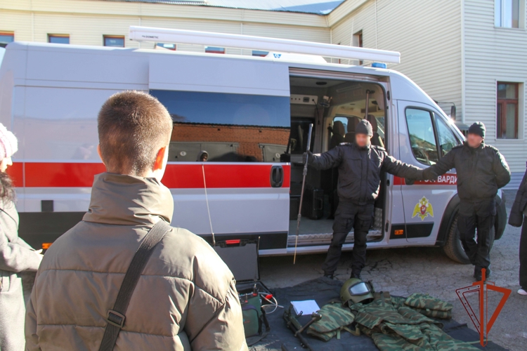 В Кемерове бойцы ОМОН «Оберег» познакомили школьников с профессией