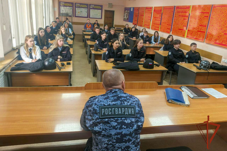 Новокузнецких студентов познакомили со службой вневедомственной охраны Росгвардии