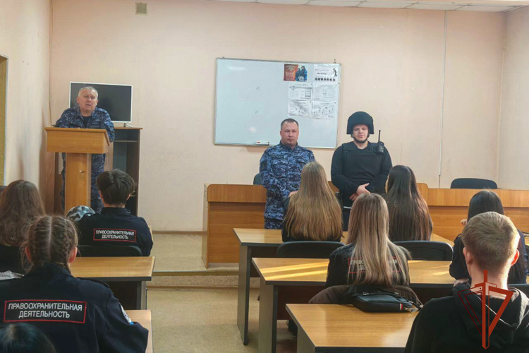 Новокузнецких студентов познакомили со службой вневедомственной охраны Росгвардии
