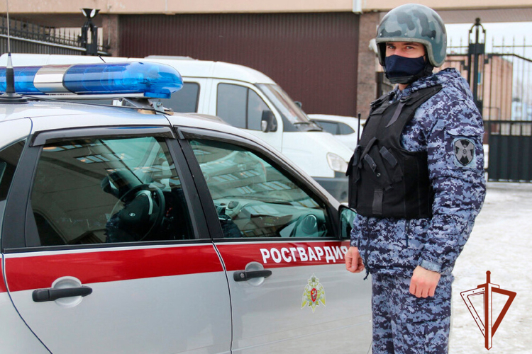 Росгвардейцы задержали горожанина, который мог напасть на приятеля с ножом