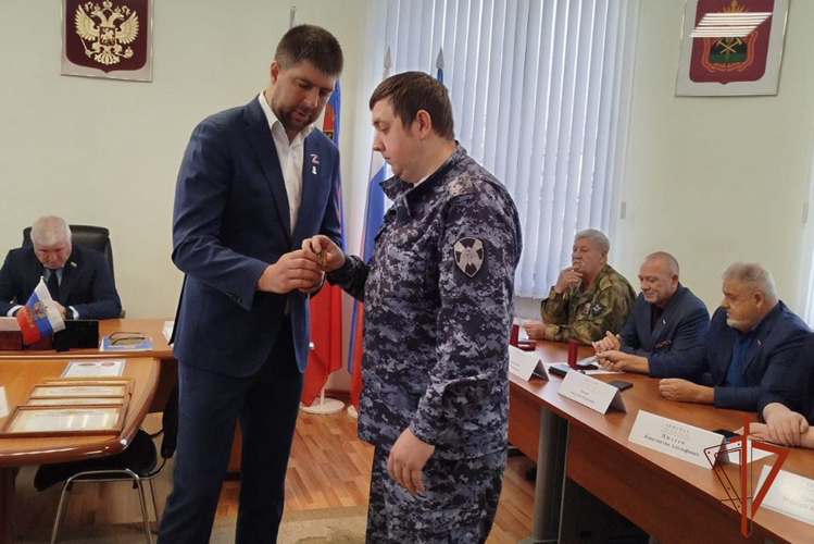В Киселёвске наградили сотрудника Росгвардии за вклад в поддержку участников СВО