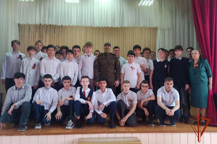 Офицер СОБР «Символ» рассказал кемеровским школьникам о службе в Росгвардии
