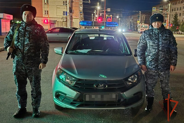В Кузбассе в социальных сетях поблагодарили росгвардейцев, которые помогли пенсионеру вернуть угнанный автомобиль