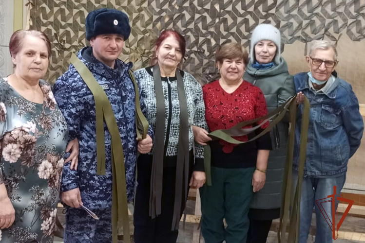 Сотрудники вневедомственной охраны Росгвардии помогли волонтёрам в изготовлении маскировочных средств
