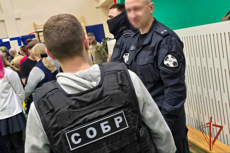 СОБР «Мустаг» познакомил школьников со своей службой