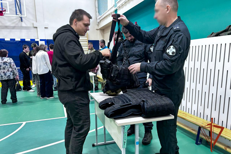 СОБР «Мустаг» познакомил школьников со своей службой