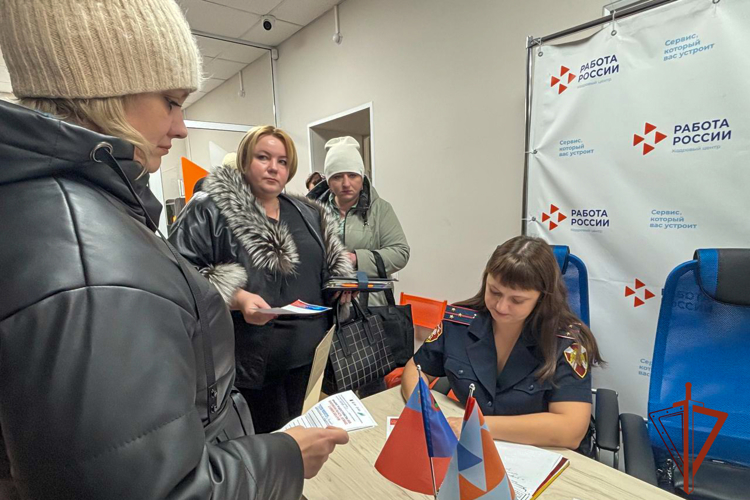 Росгвардейцы представили карьерные возможности на ярмарке вакансий в Киселёвске