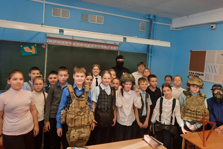 ОМОН «Рубеж» провёл уроки мужества и профориентации для новокузнецких школьников