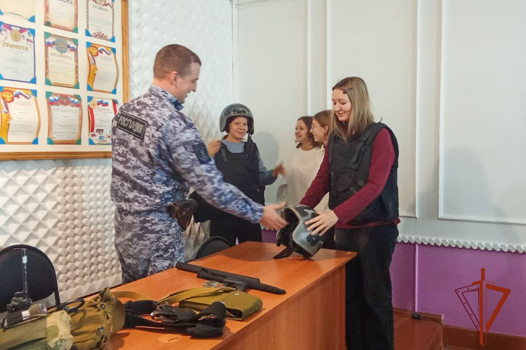 Росгвардейцы рассказали школьникам, как стать защитниками правопорядка