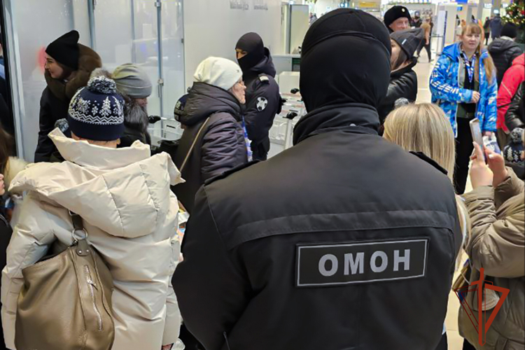 Росгвардейцы Кузбасса обеспечили безопасность возвращения детей с Кремлёвской ёлки