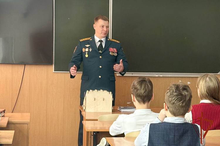 Офицер управления Росгвардии провел урок мужества для кемеровских шестиклассников