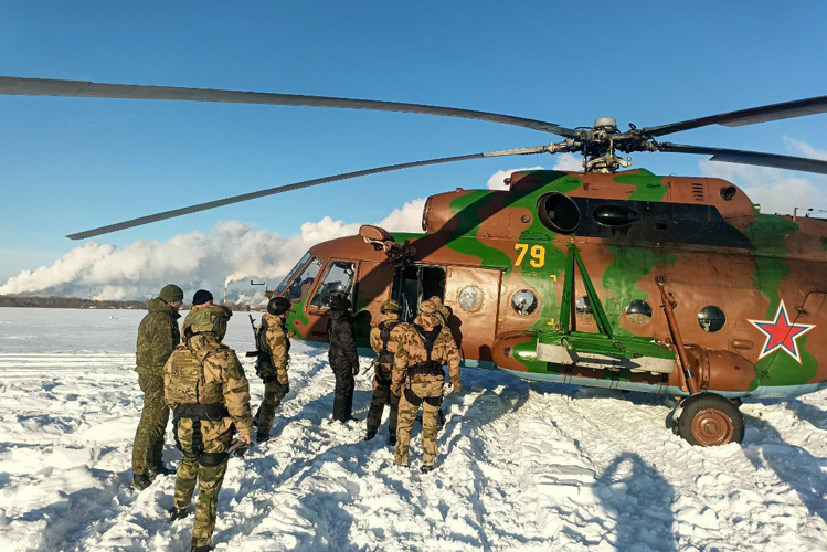 ОМОН «Оберег» и авиация Росгвардии отработали беспарашютное десантирование в Кузбассе (ВИДЕО)