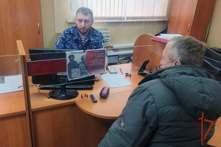 Росгвардейцы поблагодарили кемеровчанина, добровольно сдавшего найденные более 35 лет назад патроны
