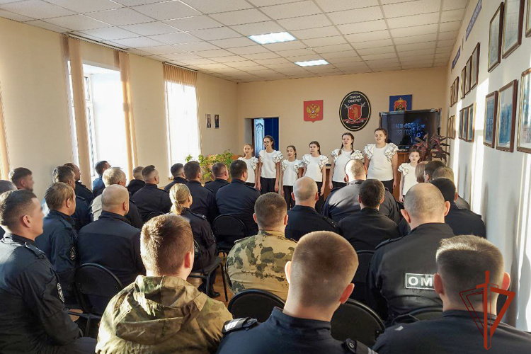 Воспитанницы школы искусств побывали в гостях у ОМОН «Оберег»