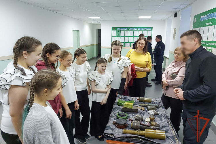 Воспитанницы школы искусств побывали в гостях у ОМОН «Оберег»