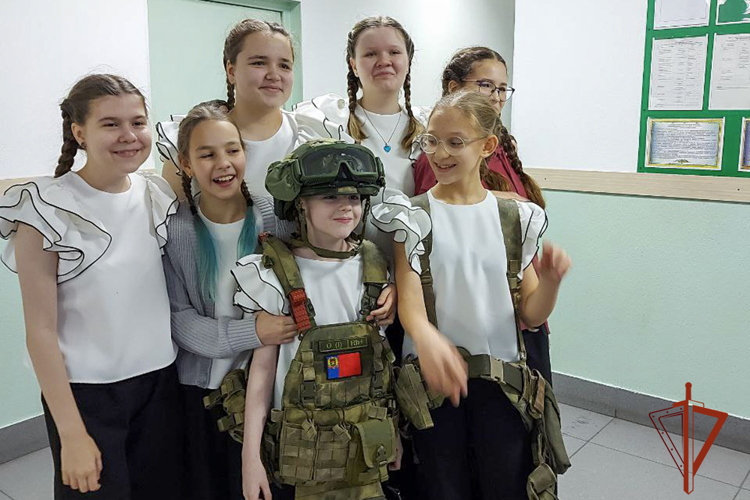 Воспитанницы школы искусств побывали в гостях у ОМОН «Оберег»