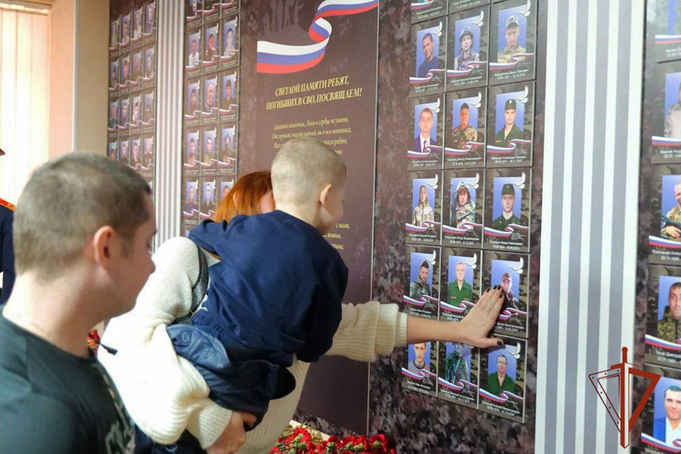 Росгвардейцы почтили память героев СВО на открытии Стенда Памяти в Кемерове