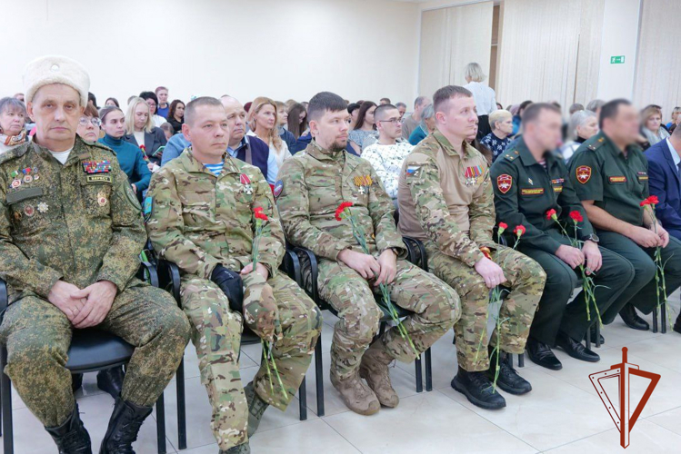 Росгвардейцы почтили память героев СВО на открытии Стенда Памяти в Кемерове