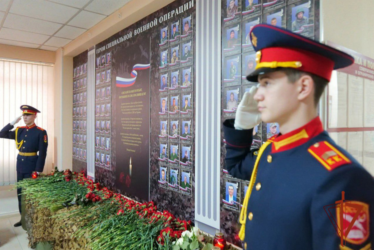 Росгвардейцы почтили память героев СВО на открытии Стенда Памяти в Кемерове