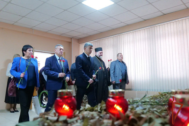 Росгвардейцы почтили память героев СВО на открытии Стенда Памяти в Кемерове