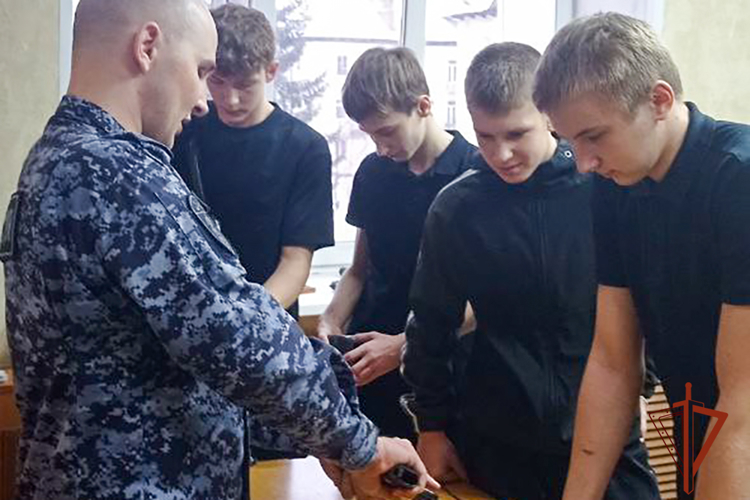 Киселёвским школьникам показали службу вневедомственной охраны Росгвардии изнутри
