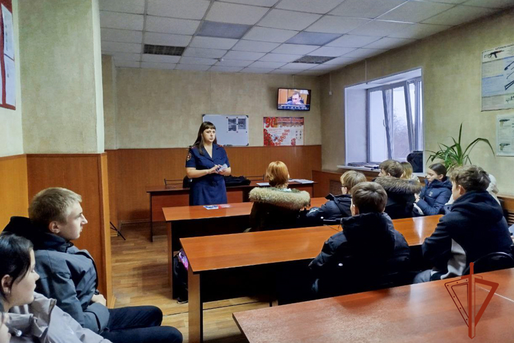 Киселёвским школьникам показали службу вневедомственной охраны Росгвардии изнутри