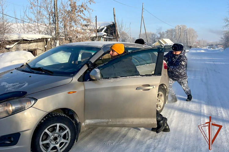 Росгвардейцы помогли на морозе автомобилисту, попавшему в сложную дорожную ситуацию (ВИДЕО)