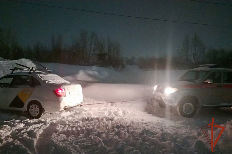 Росгвардейцы помогли таксисту вытащить машину из снега в Кузбассе