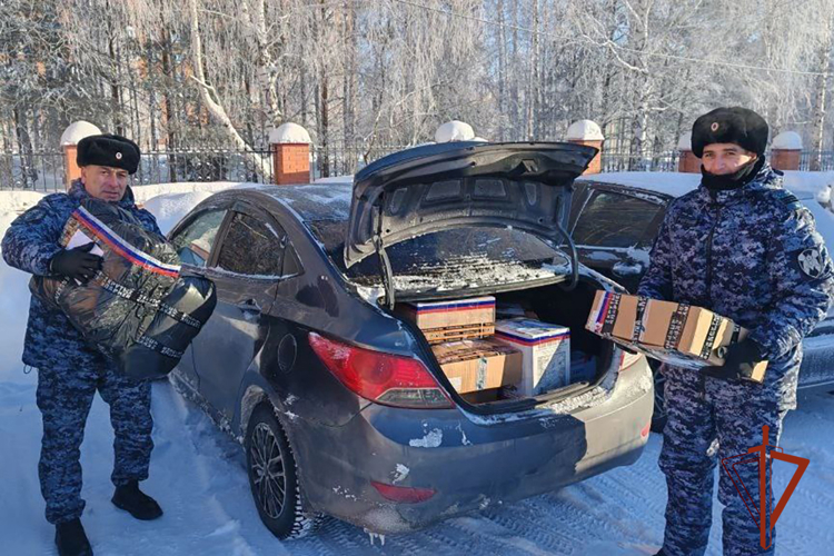 Юргинские росгвардейцы помогли волонтерам в отправке гуманитарной помощи бойцам СВО (ВИДЕО)
