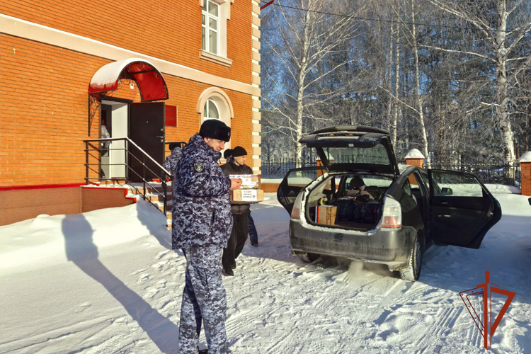Юргинские росгвардейцы помогли волонтерам в отправке гуманитарной помощи бойцам СВО (ВИДЕО)